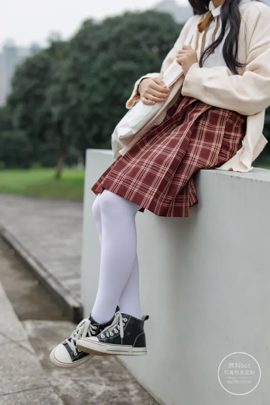 森萝财团 有料006  依依 户外白丝JK制服 [90P]插图9